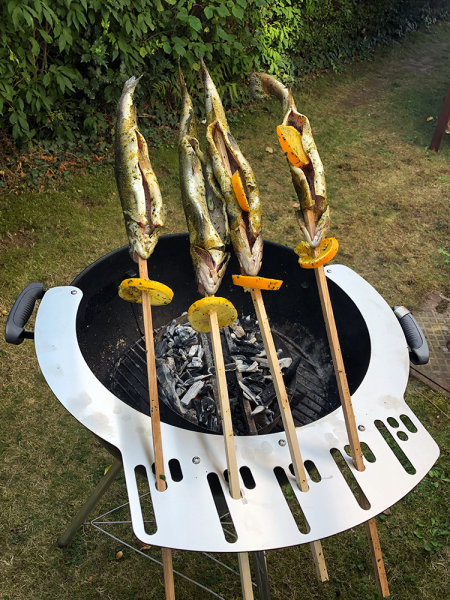 Steckerlfisch vom Kugelgrill? Mit diesem Aufsatz gelingt die bayerische ...