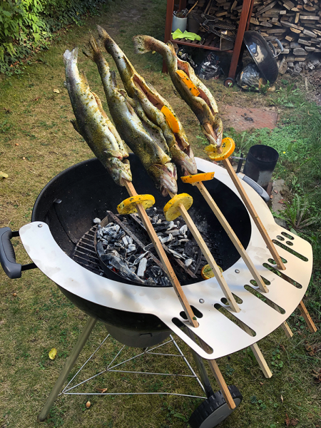 Steckerlfisch vom Kugelgrill? Mit diesem Aufsatz gelingt die bayerische ...