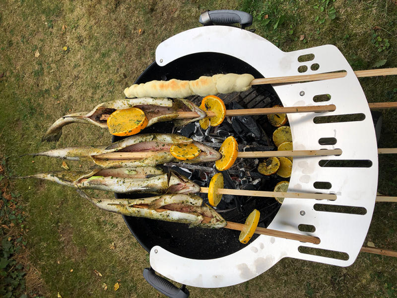 Steckerlfisch vom Kugelgrill? Mit diesem Aufsatz gelingt die bayerische ...