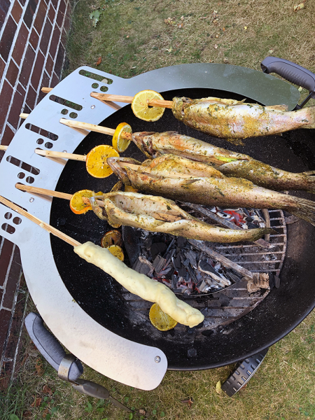 Steckerlfisch vom Kugelgrill? Mit diesem Aufsatz gelingt die bayerische ...