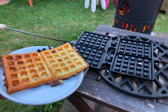 fetig gebackene Waffeln am Lagerfeuer