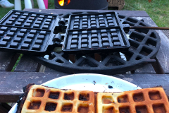 lecker Waffeln am Lagerfeuer