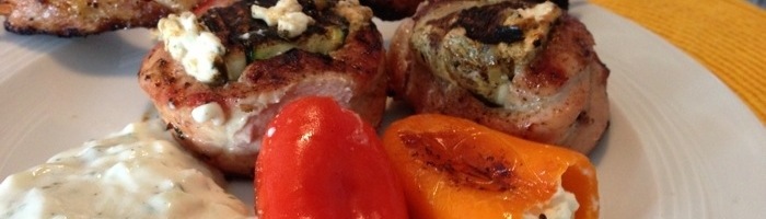 The Greek Grill: Schweine-Feta-Zucchini Spieße mit Beilagen