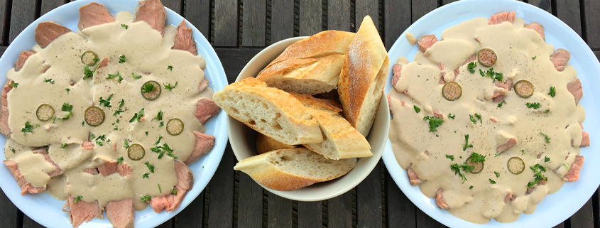 Vitello Tonnato serviert mit Baguette