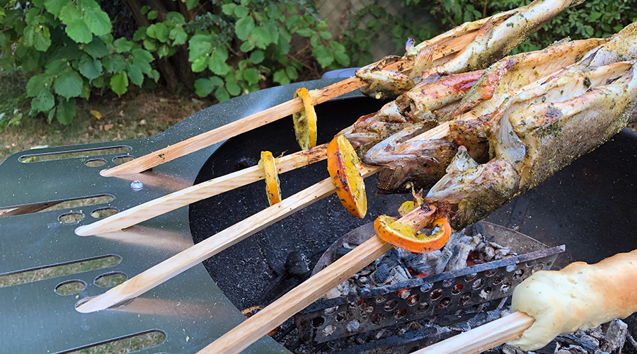 Steckerlfisch vom Kugelgrill? Mit diesem Aufsatz gelingt die bayerische ...