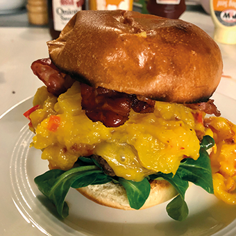 Burger mit Mango-Chili Chutney, Bacon & Cheddar