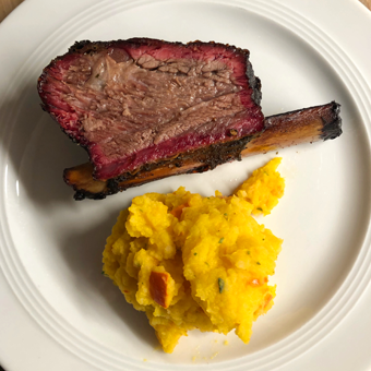 US Beef Short Ribs von Kreutzers mit Kartoffel-Kürbis Stampf