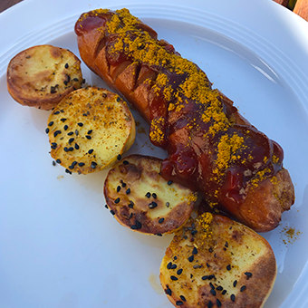 Currywurst vom Grill, die Kantinen-Alternative