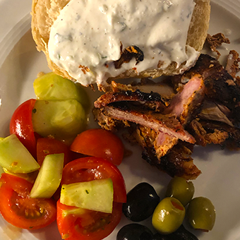 Essen wie in Griechenland: Gyros vom Drehspieß auf dem Gasgrill