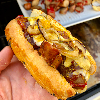 Hot Dog vom Grill mit selbstgebackenem Brötchen und Bratwurst