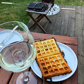 Waffeln am Lagerfeuer backen.